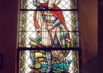 Szent György a templom üvegablakában